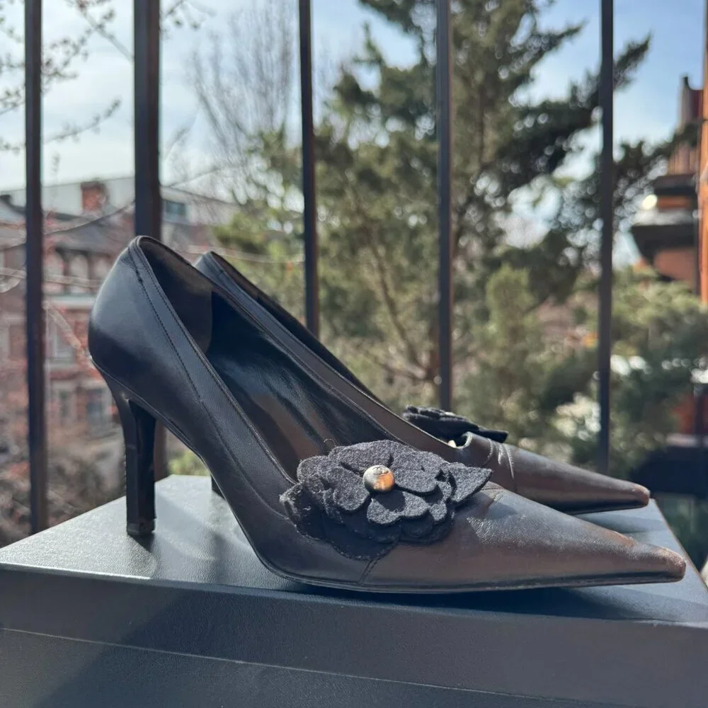 Vintage Chanel Classic Pump Black Camellia Flower Pointed Toe Heels Black 7